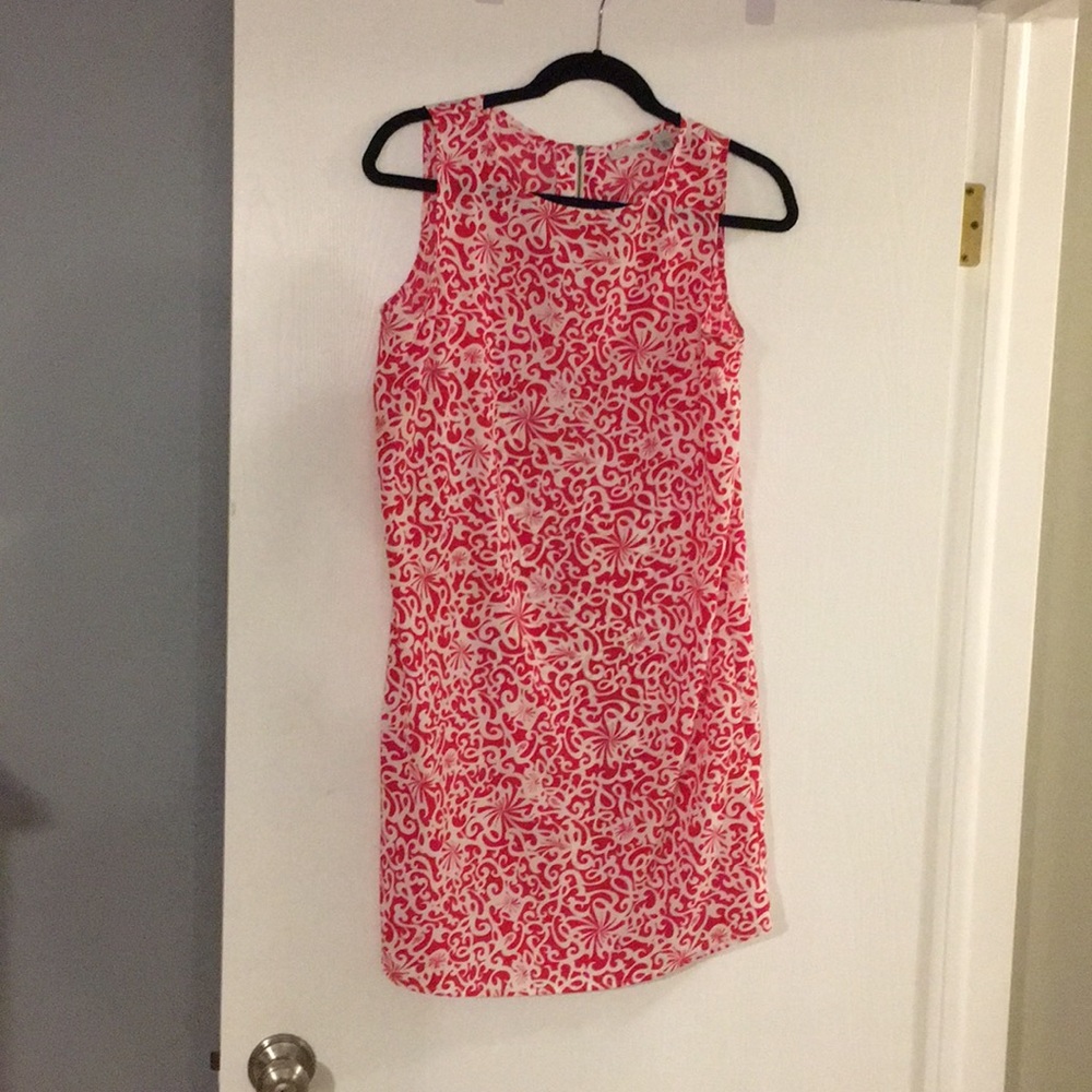 Red and white pattern sheath dress